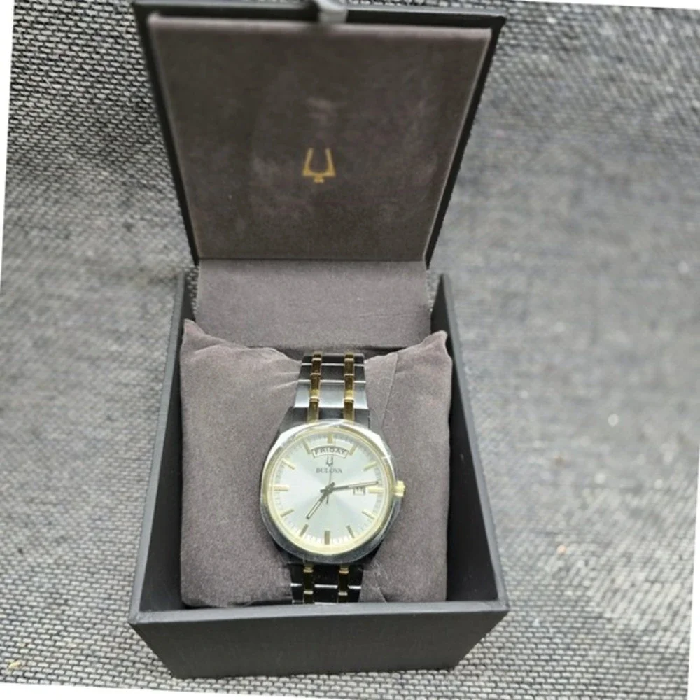Bulova Surveyor Watch 98C127 Silver‎ Gold Two Tone Day Date 39mm Excellent Dress